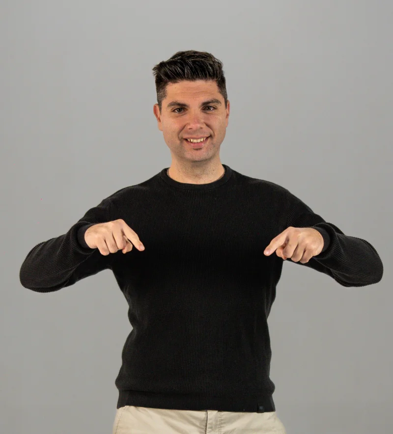 Tony señalando hacia abajo